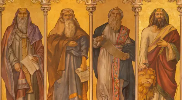 Czterech proroków Starego Testamentu w bogatych szatach, trzymających zwoje. Jeden z nich, Daniel, głaszcze lwa.
