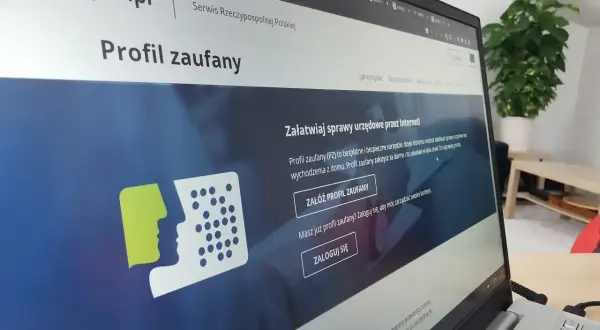 Na ekranie laptopa widoczna jest strona gov.pl z informacją o Profilu Zaufanym. Dowiedz się, jak przedłużyć profil zaufany i załatwiać sprawy urzędowe online.