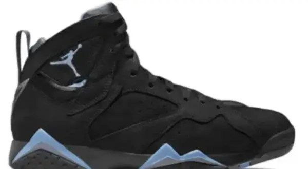 Czarny but Air Jordan 7 Retro z jasnoniebieskimi akcentami i logo Jumpman.