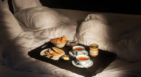 Frukost på sängen med pannkakor, croissant, te och honung från Hasselbacken. En perfekt start på dagen.