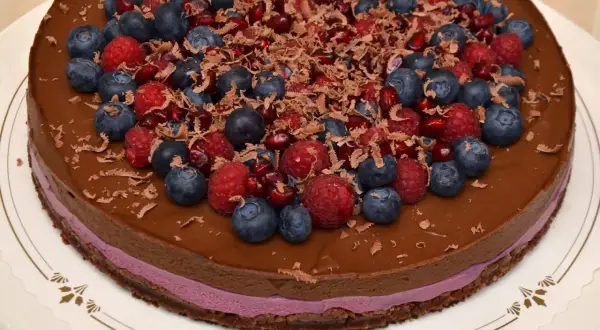 Chokladtårta med bär och granatäpple, en härlig sockerfri tårta som ser lika god ut som den smakar.