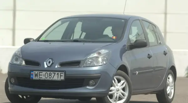 Szary Renault Clio 2, gotowy do jazdy, z nowymi żarówkami mijania.