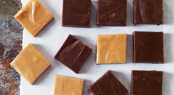 Fudgebitar i två färger, choklad och ljusare karamell. Perfekt fudge temperatur för en härlig konsistens.