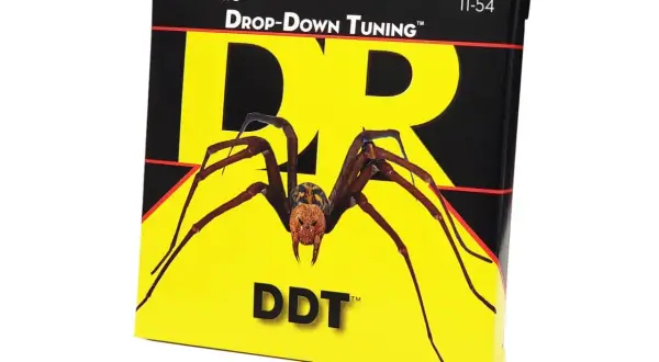 Pudełko strun gitarowych z pająkiem i napisem "DROP-DOWN TUNING". Idealne do ciężkich brzmień.