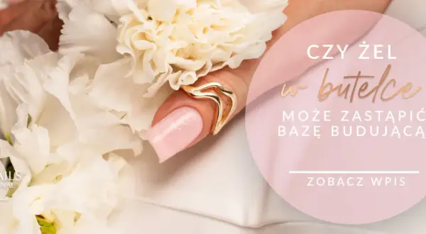 Dłoń z różowym paznokciem i złotą biżuterią na tle białych kwiatów. Czy żel w butelce może zastąpić bazę budującą?