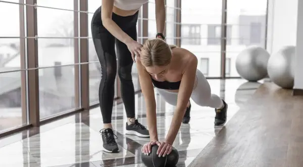 Ile razy w tygodniu CrossFit? Klucz do efektów i uniknięcia przetrenowania.