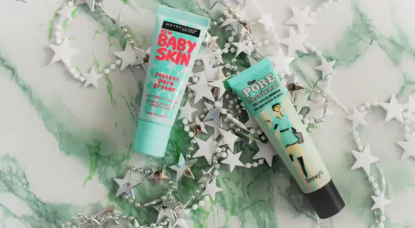 Baza pod makijaż Maybelline Baby Skin i Benefit The POREfessional. Szukasz opinii o tych produktach? Gwiazdkowa dekoracja dodaje uroku.