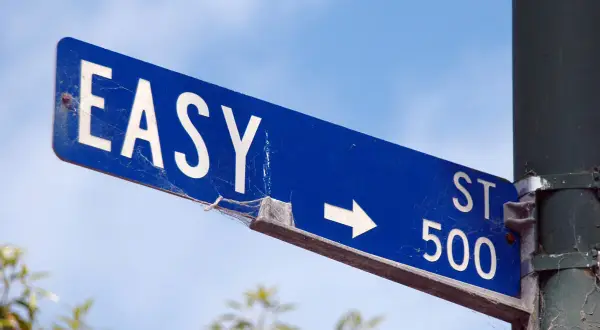 Straßenschild "EASY ST 500" im blauen Himmel. Was bedeutet "ez" im Chat? Ganz einfach, wie diese Straße!