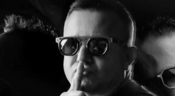 Dj Diesel w okularach z palcem na ustach, sugeruje ciszę przed nadchodzącym hitem.