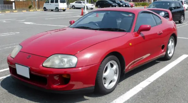 Czerwona Toyota Supra, sportowe coupe, które budzi pytania: toyota supra ile ma koni?