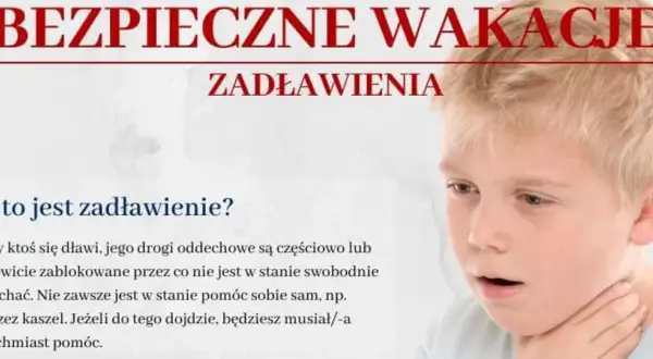 Chłopiec z otwartymi ustami i ręką na szyi, symbolizujący zadławienie. Tekst informuje o bezpiecznych wakacjach i zagrożeniu zadławieniem.
