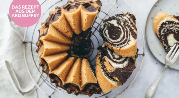 Ein köstlicher Zebrakuchen, perfekt für das nächste Kaffeekränzchen. Dieses Zebrakuchen Rezept ist ein Klassiker!