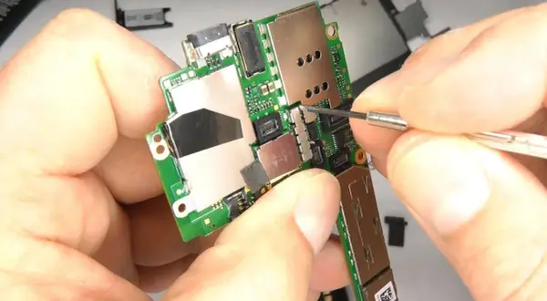Nokia 800: Wymiana baterii łatwa (Tough) czy trudna (Lumia)?