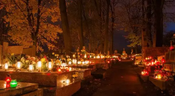 Co oznacza zbicie znicza na cmentarzu? Przesądy i znaczenie emocjonalne