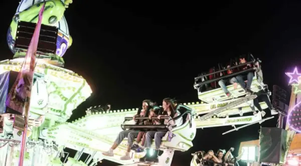 Gente disfrutando de atracciones en el recinto ferial de Valdespartera.