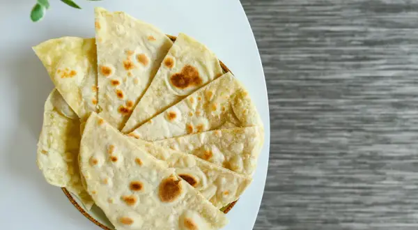 Des morceaux de pain libanais dorés et moelleux, prêts à être dégustés.