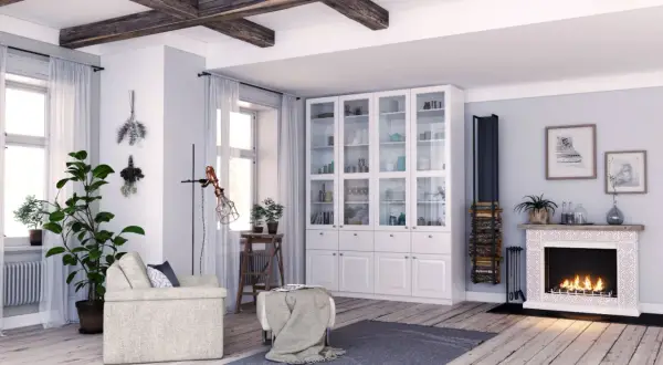 Gemütliches Wohnzimmer im amerikanischen Landhausstil mit Kamin, Bücherregal und Holzbalkendecke.