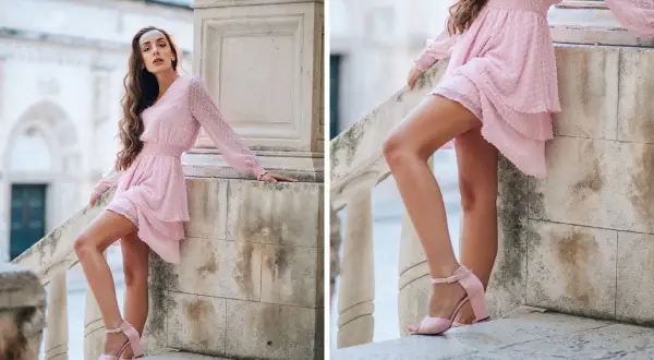 Kobieta w pudrowej sukience i pasujących do niej sandałkach na obcasie. Idealne buty do pudrowej sukienki na letnie wyjście.