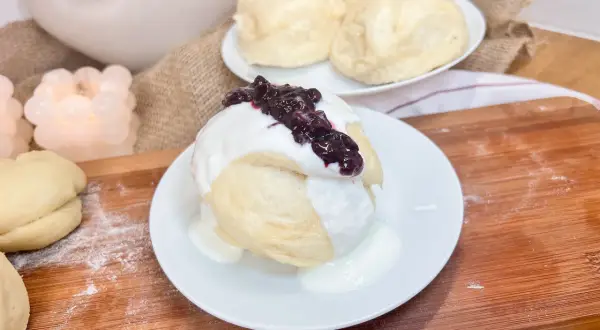 Pampuchy z sosem i jagodami. Dowiedz się, jak podgrzać pampuchy, by były idealnie miękkie i puszyste.