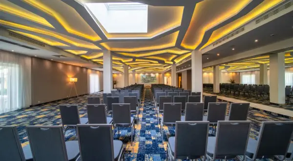Nowa sala konferencyjna z nowoczesnym oświetleniem i wygodnymi krzesłami. Idealne miejsce na spotkania, jak sugerują pozytywne green garden hotel opinie.