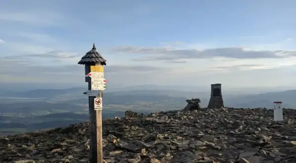 Szczyt Babiej Góry, gdzie jest, z drogowskazami i kamiennymi monumentami.