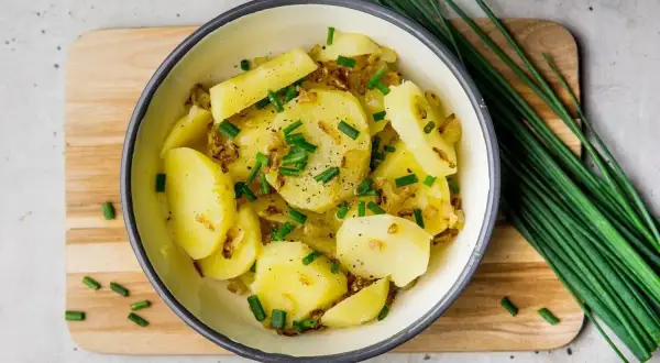 Sałatka ziemniaczana z cebulką i szczypiorkiem, klasyka kuchni niemieckiej.