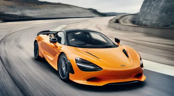 Pomarańczowy McLaren 720S na torze wyścigowym. Sprawdź aktualną mclaren cena i poczuj moc!