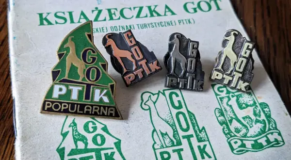 Książeczka GOT z odznakami turystycznymi PTTK. Kolekcjonerskie odznaki GOT z kozicą i napisami PTTK.