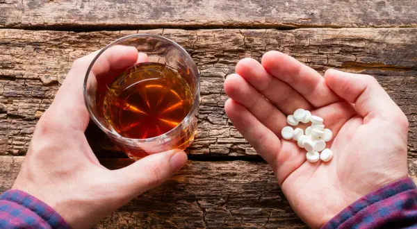 Czy można wypić piwo przy antybiotyku? Oto niebezpieczeństwa, które musisz znać