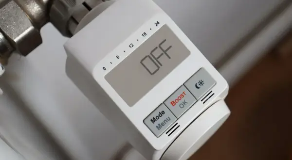 Cyfrowa głowica termostatyczna temperatury na grzejniku, wyświetla "OFF".