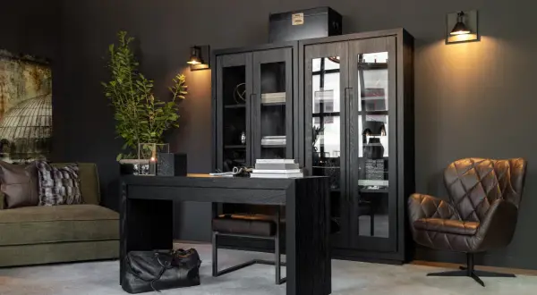 Mörkt och stilrent hemmakontor med bokhylla, skrivbord, läderfåtölj och soffa. Perfekt hemmakontor inspiration för den som gillar lyxig design.