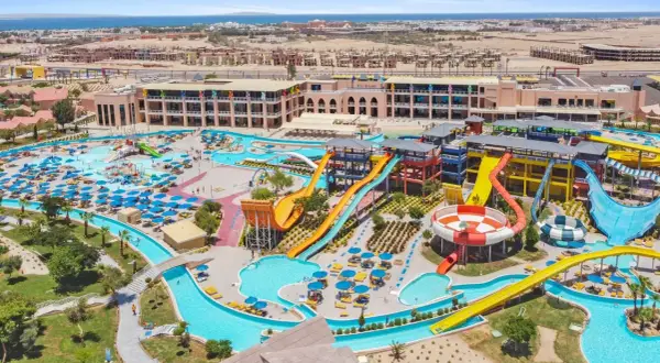 Największy aquapark w Egipcie oferuje mnóstwo zjeżdżalni i basenów, idealnych na rodzinne wakacje.