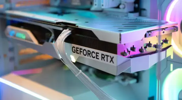 Ein "GeForce RTX" Schriftzug auf einer Grafikkarte, umgeben von RGB-Beleuchtung. Ob sie ein Bottleneck darstellt, hängt vom Rest des Systems ab.