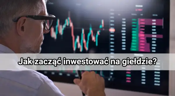 Mężczyzna w okularach analizuje wykresy na monitorze, ucząc się, jak działa giełda papierów wartościowych.