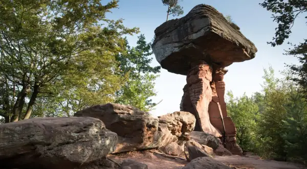 Der Teufelstisch bei Dahn, ein faszinierendes Naturdenkmal und eines der schönsten ausflugsziele rheinland pfalz, ragt majestätisch in den Himmel.