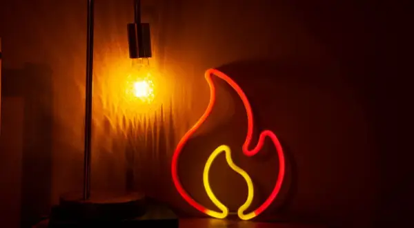 Neonowy płomień i lampa stołowa. Czy grzejnik na podczerwień ma wady?