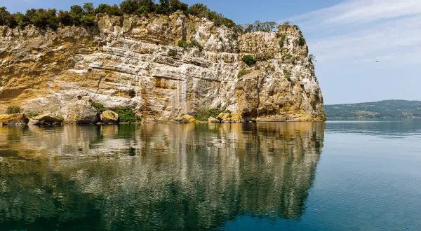 Scogliera imponente sul Lago di Bolsena, che ci ricorda che origine ha il lago di Bolsena: un cratere vulcanico.