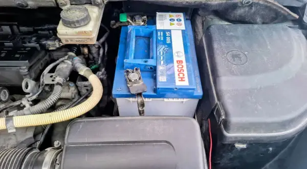 Bilbatteriet är blått och märkt BOSCH. Det kan vara orsaken till att bilen inte vill kallstarta.