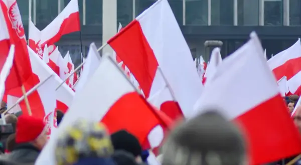 Tłum ludzi z polskimi flagami. Wszyscy świętują, że 27 grudnia wolne.