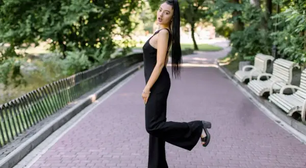 Czarny kombinezon na wesele? Stylowe dodatki, które musisz znać!