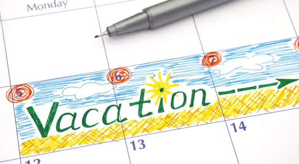 Kalender med "Vacation" skrivet i grönt, omgivet av sol, moln och en pil. Perfekt för att planera din korttidspermittering semester.