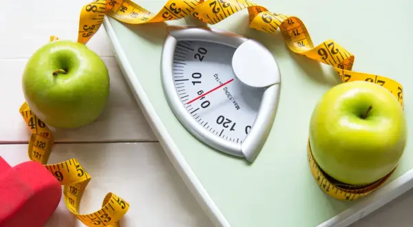 Waga, jabłka i miarka – idealne połączenie dla tych, którzy chcą rozpocząć dietę jabłkową i zadbać o sylwetkę.