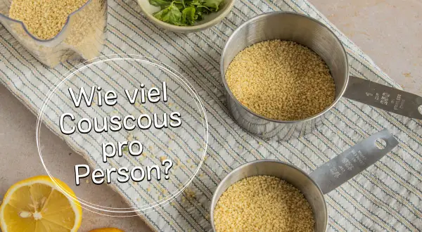 Zutaten für Couscous: Messbecher mit Couscous, Zitronen und Kräuter. Die Frage "Wie viel Couscous pro Person?" wird gestellt.