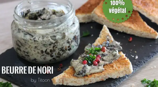 Un pot de beurre aux algues nori, prêt à être tartiné sur des toasts grillés. Une touche végétale pour un apéritif savoureux.