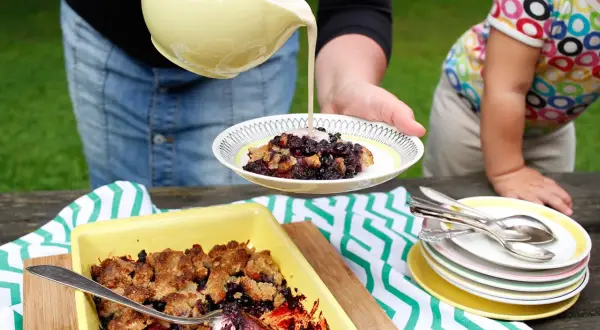 Vaniljsås recept: Krusbärspaj med en krämig vaniljsås som hälls över. En härlig sommardessert!