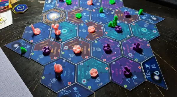 Ein Weltraum-Brettspiel, das aussieht, als wäre es ein Kandidat für die board game geek top 100. Bunte Spielfiguren auf hexagonalen Feldern.