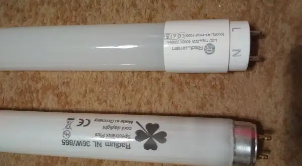 Dwie jarzeniówki: jedna LED Redlumen, druga Radium Spectralux Plus.