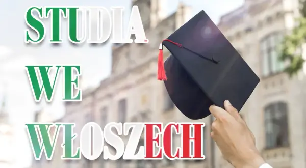 Dłoń trzymająca czarną czapkę studencką na tle budynku uniwersyteckiego z napisem "Studia we Włoszech".