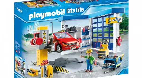 Zestaw Playmobil warsztat samochodowy z czerwonym autem na podnośniku, mechanikiem i narzędziami.
