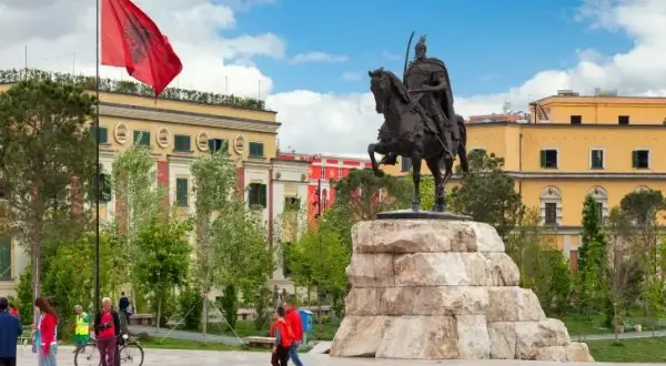 Najlepsze atrakcje w Tiranie, które musisz zobaczyć podczas wizyty